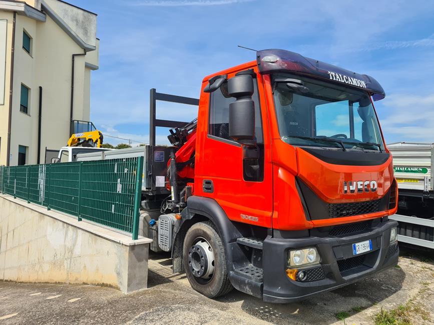 IVECO 130E25 CASS. RIB.LE + GRU KLM 8.0/3S+JIB/2S – COD. 2332