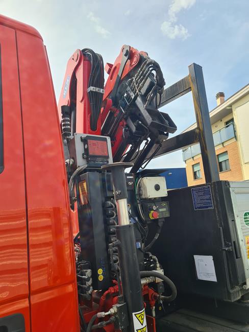 IVECO 130E25 CASS. RIB.LE + GRU KLM 8.0/3S+JIB/2S – COD. 2332