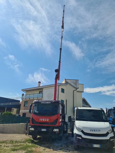 IVECO 130E25 CASS. RIB.LE + GRU KLM 8.0/3S+JIB/2S – COD. 2332