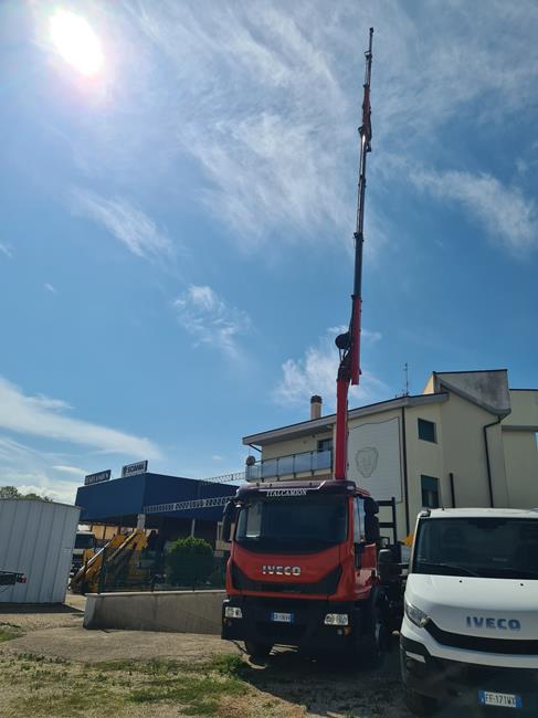 IVECO 130E25 CASS. RIB.LE + GRU KLM 8.0/3S+JIB/2S – COD. 2332