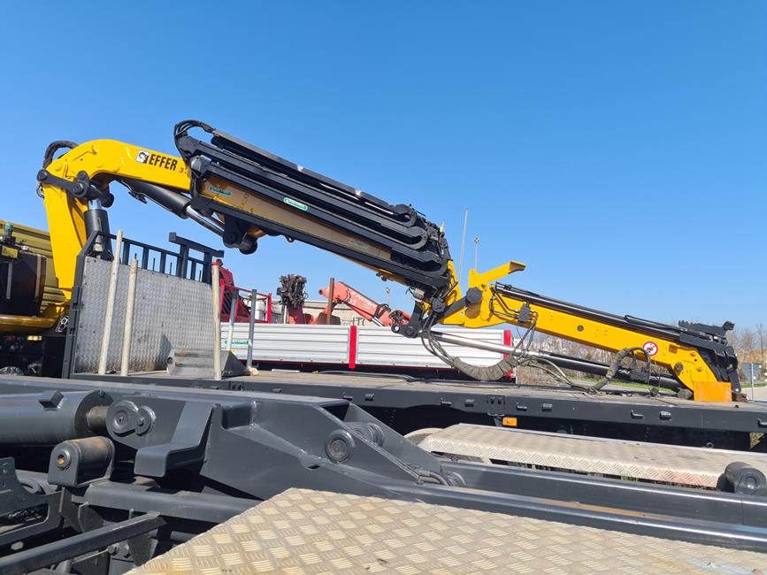 VOLVO FM 380 6X2 + GRU EFFER 370/6S+JIB/3S – COD. 2366