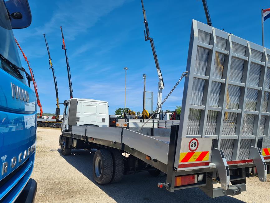IVECO 150E24 2 ASSI CARRELLONE CON RAMPE – COD. 2324