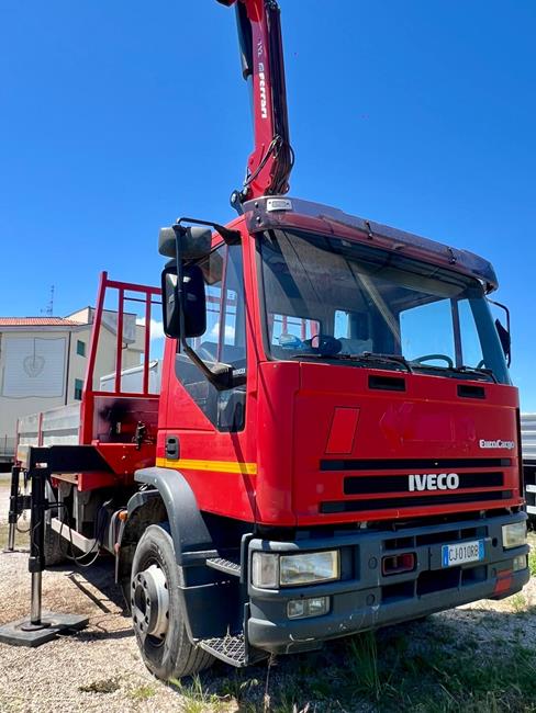 IVECO EUROCARGO 150E23 + GRU FERRARI 712/4S+JIB/2S – COD. 2417