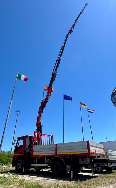 IVECO EUROCARGO 150E23 + GRU FERRARI 712/4S+JIB/2S – COD. 2417