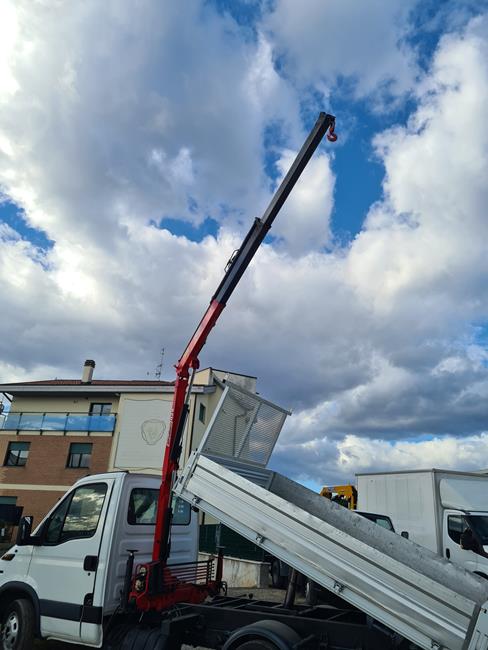 IVECO 35C11 CASS. RIB.LE + GRU – COD. 2165 ** VEND. PROV. MC **