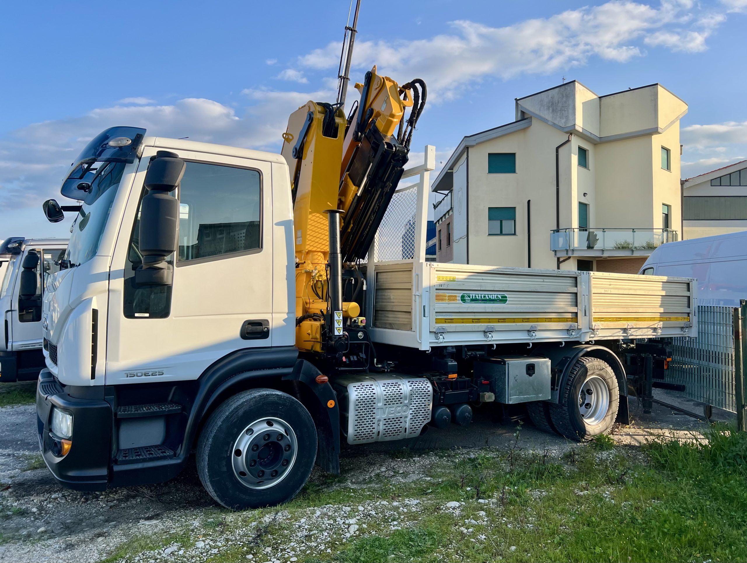 IVECO 150E25, EURO6, CASS. RIB.LE + GRU EFFER 140/3S+JIB/2S – COD. 2382