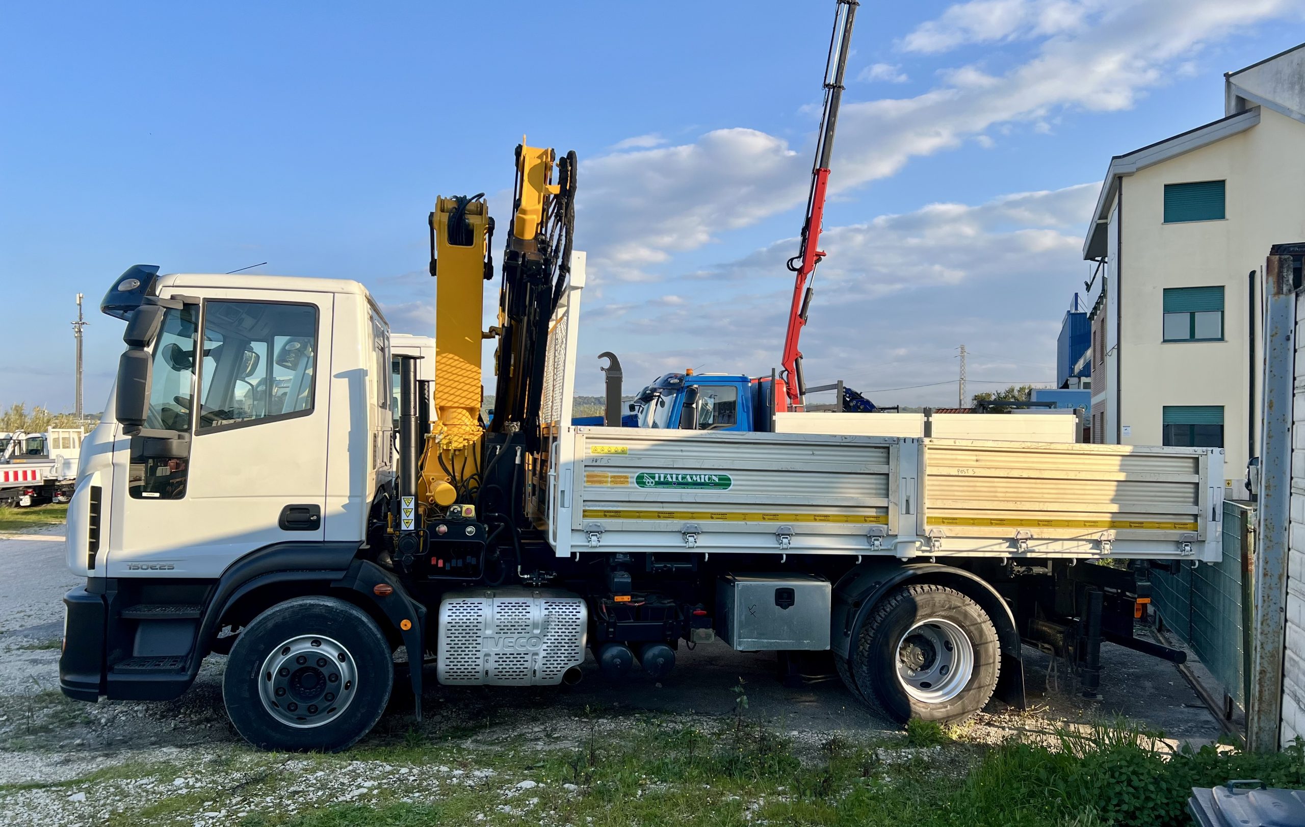 IVECO 150E25, EURO6, CASS. RIB.LE + GRU EFFER 140/3S+JIB/2S – COD. 2382
