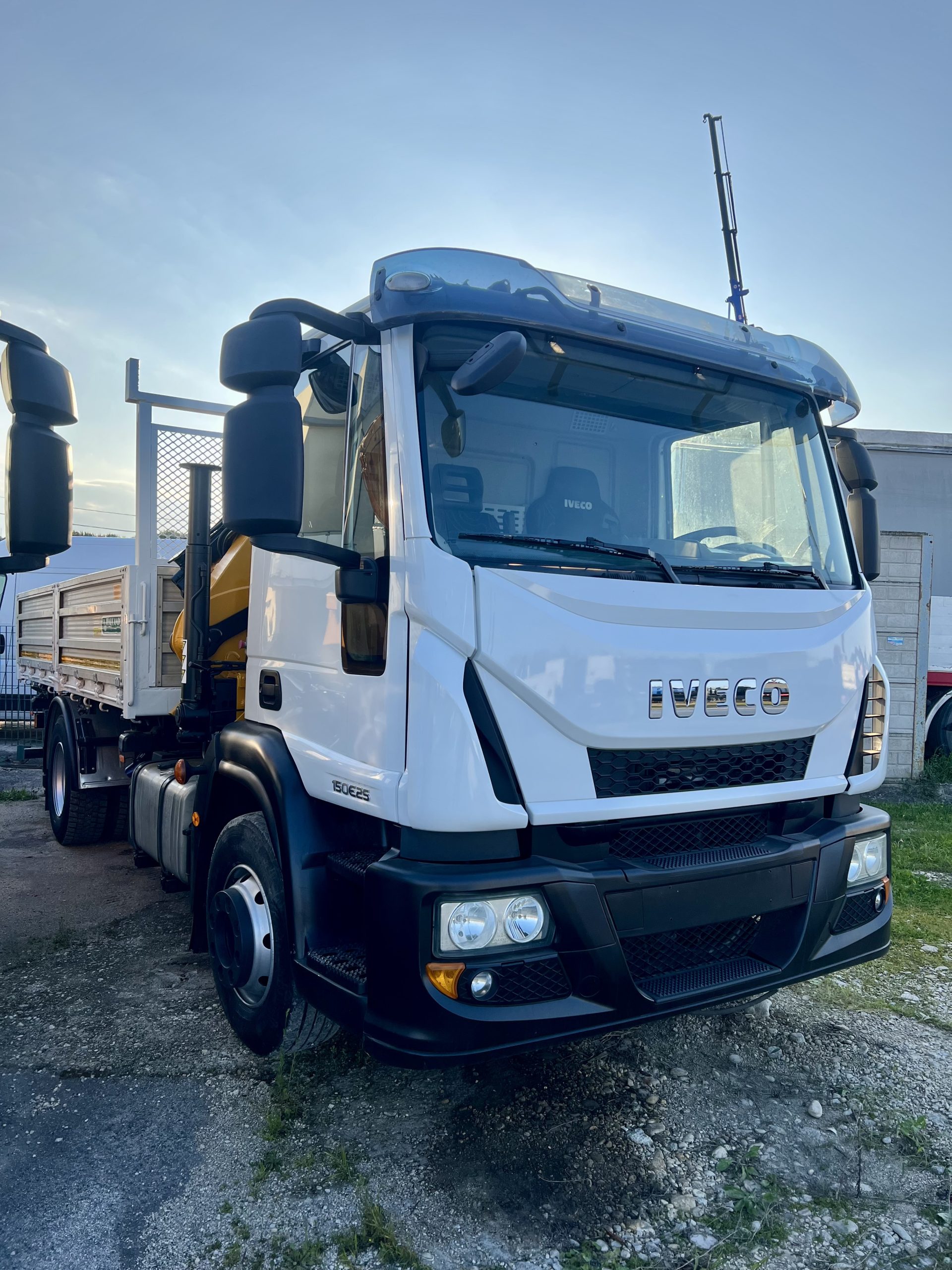 IVECO 150E25, EURO6, CASS. RIB.LE + GRU EFFER 140/3S+JIB/2S – COD. 2382