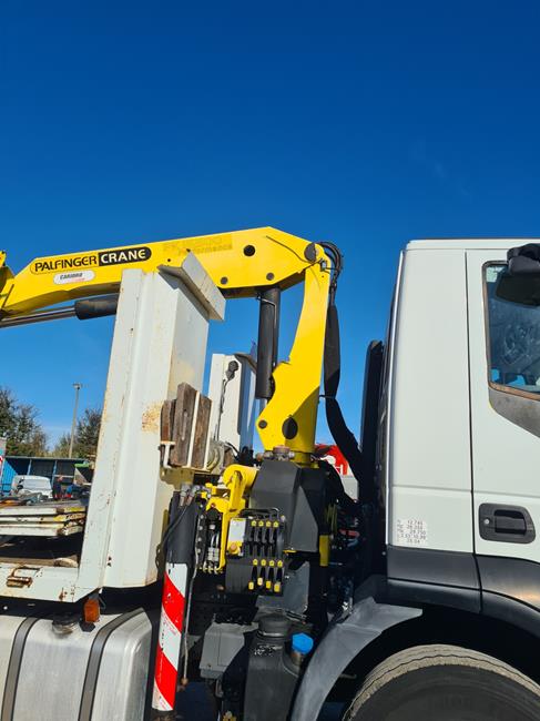 IVECO STRALIS 260S33 CARRELLONE + GRU PALFINGER 15500 – COD. 2412